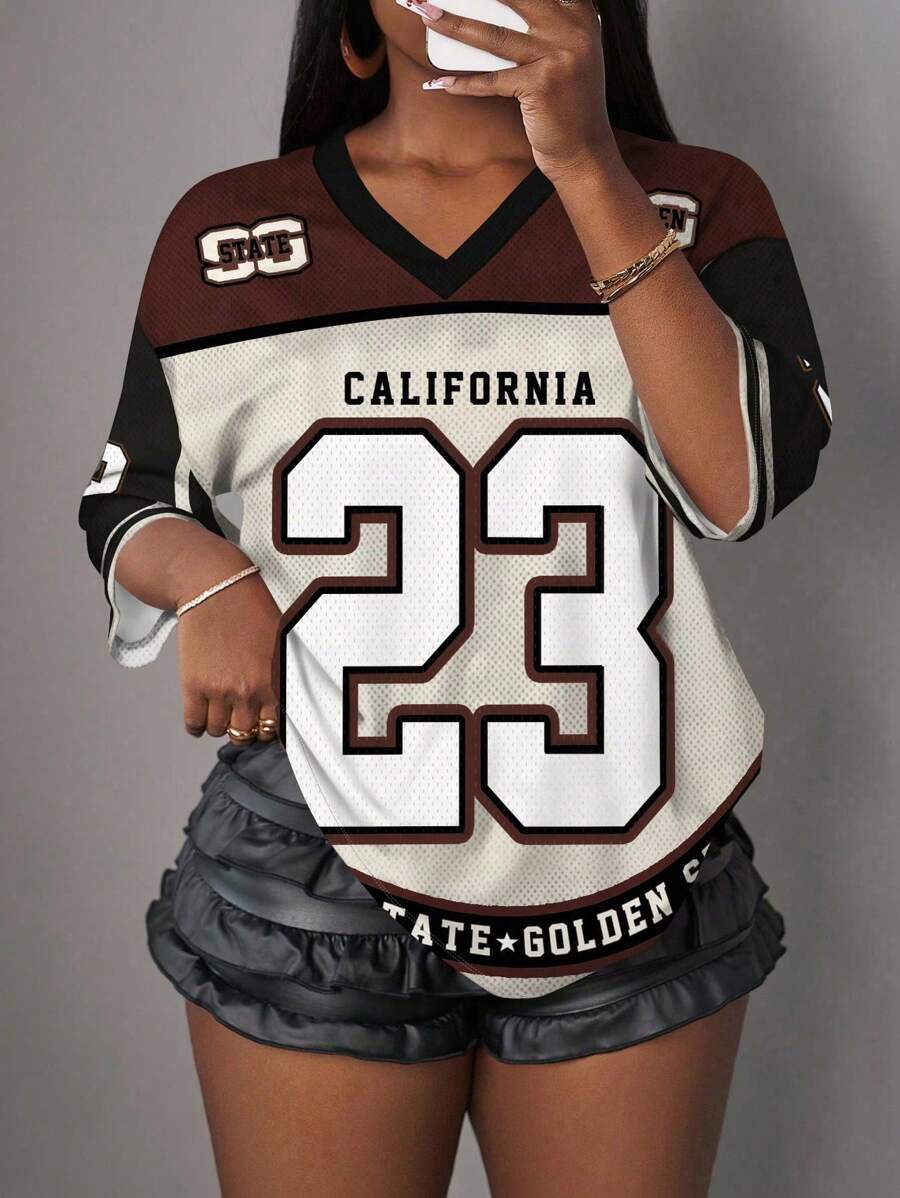Slaydiva T-shirt ample femme grande taille à col V, style minimaliste décontracté avec lettres et numéro 23, en maille. Convient pour l'été, les sports, les matchs, le style Y2K. Adapté pour les sorties, les maillots de football pour femmes, les vacances pour femmes - Multicolore - Voir 1