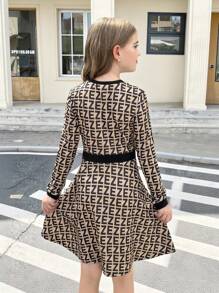 SHEIN 青少年女孩休闲时尚百搭针织拼接字母标志印花高腰连衣裙，适合周末、休闲外出、返校 - 卡其色 - 查看 2