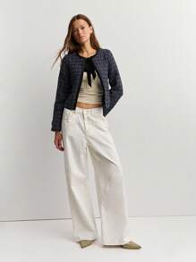 Nöista Marineblauer Tweed-Jacke mit schwarzer Einfassung und einer samtschwarzen Fliege am Kragen, mit geradem, kastigem Schnitt, perfekt für Herbstmode von Frauen, Büro, Lässig