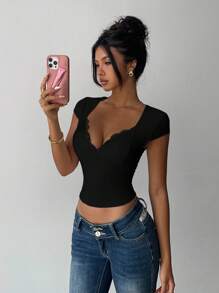 Zyxie تي شيرت نسائي ضيق بياقة قلب وتطريز دانتيل متباين اللون