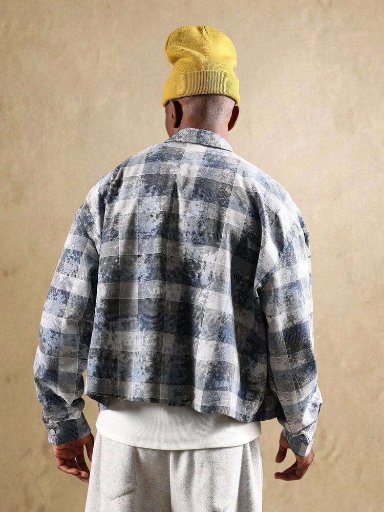 Camisa de cuadros lavados con botones y estampado en las mangas