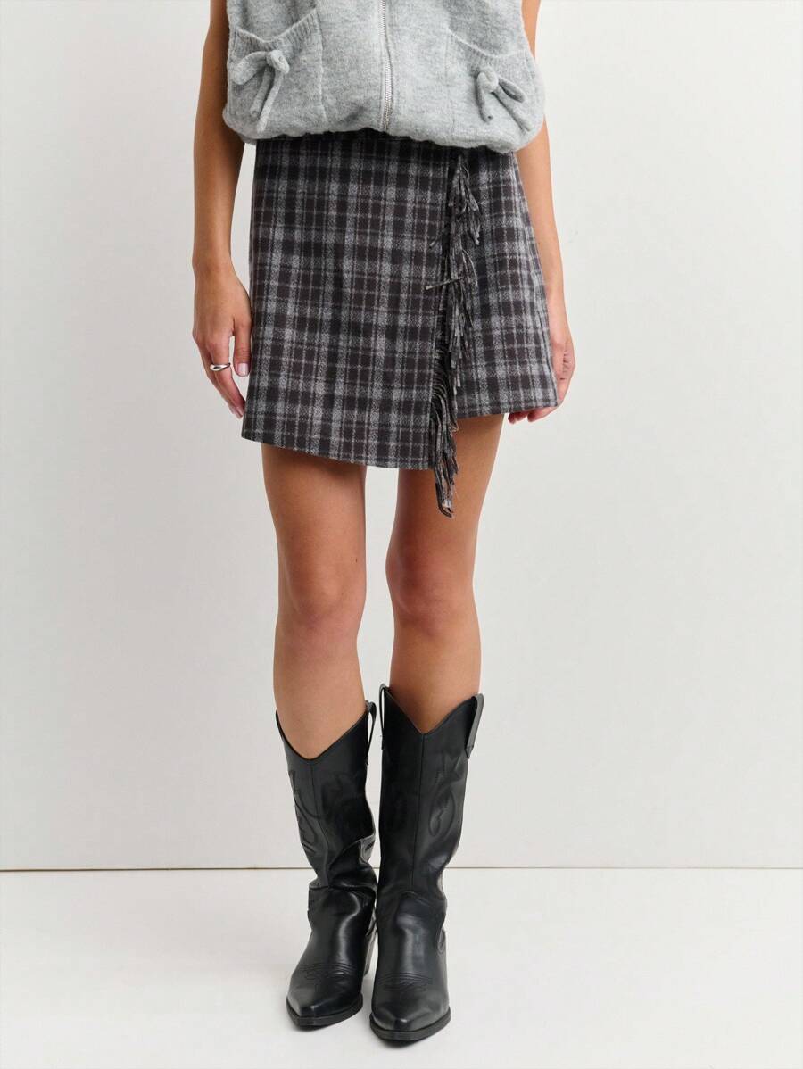 Nöista 黑色格子迷你裙，经典短款剪裁，俏皮流苏装饰，秋季理想之选 - 黑色 - 查看 1