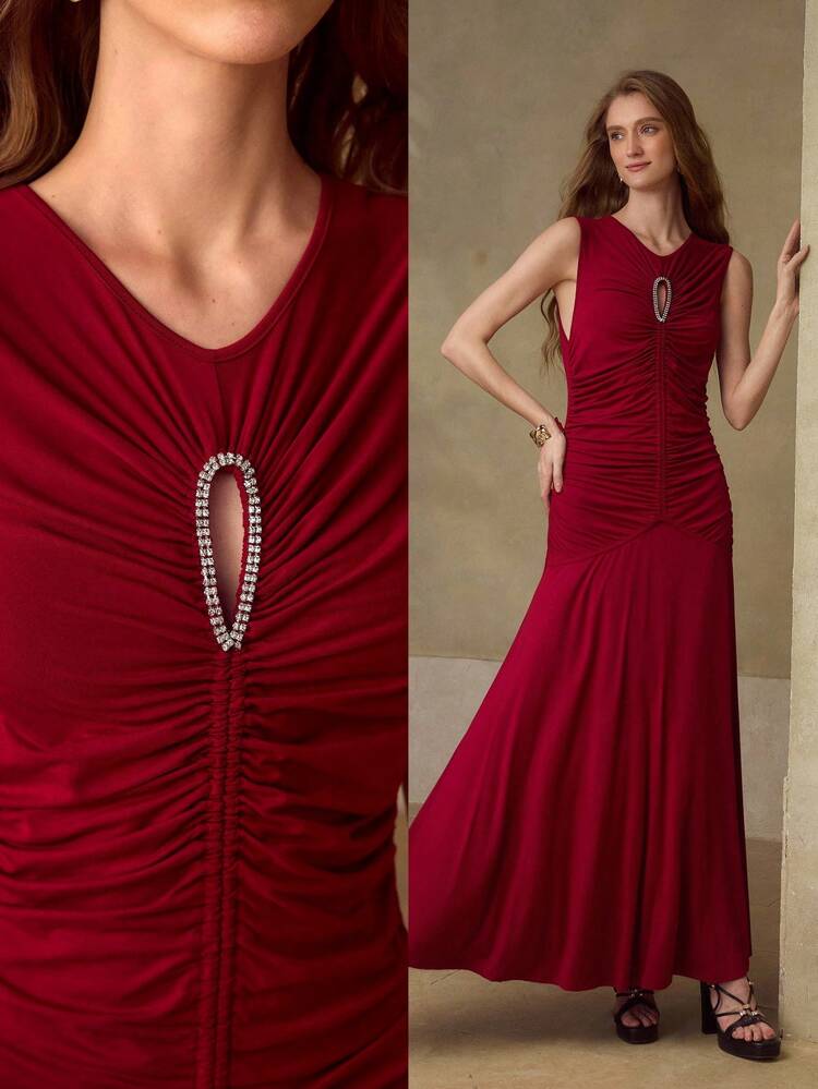 Abito lungo da donna in lyocell con catena decorativa con strass e drappeggio