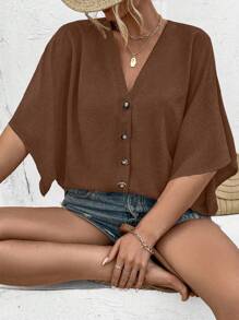 EMERY ROSE 女式加大码优雅纯色提花V领插肩袖纽扣装饰海滩度假2025春夏新款百搭衬衫，带设计细节 - 棕色 - 查看 4