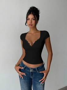 Zyxie تي شيرت نسائي ضيق بياقة قلب وتطريز دانتيل متباين اللون