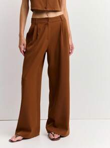 Nöista 这款棕色套装采用粗肩带、前襟纽扣和阔腿裤设计。非常适合秋季女装、时尚返校造型或女士教师装。 - 棕色 - 查看 3