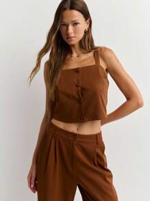 Nöista 这款棕色套装采用粗肩带、前襟纽扣和阔腿裤设计。非常适合秋季女装、时尚返校造型或女士教师装。 - 棕色 - 查看 9