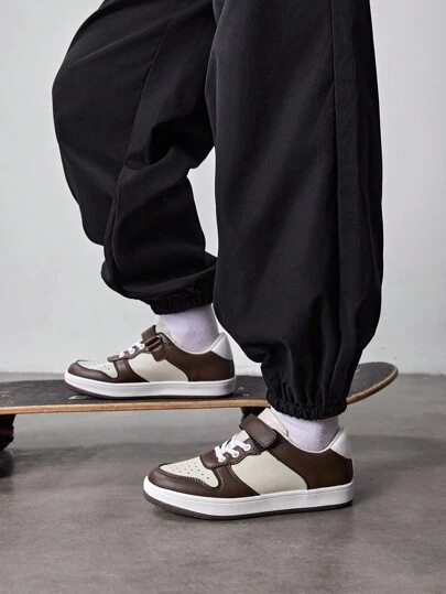 Fashionabla färgblock, bekväma platta sportskor för barn, lämpliga för alla årstider