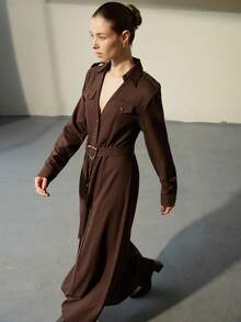 Aveloria Modichic Vestido de manga larga y largo de talle medio con hebilla asimétrica minimalista de moda, hecho de lino, para otoño - Marrón - Ver 2