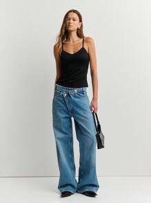 Nöista 这款黑色华夫格纹吊带背心采用弹力华夫格针织面料，融合了极简主义的魅力和哥特式的华丽：纤细的吊带勾勒出微妙的 V 领，贴身的廓形和轻盈透气的针织面料使这款黑色华夫格吊带背心成为夜间外出、音乐节叠穿以及日常衣橱必备单品，可轻松打造 Y2K、哥特风和街头风造型。 - 黑色 - 查看 5