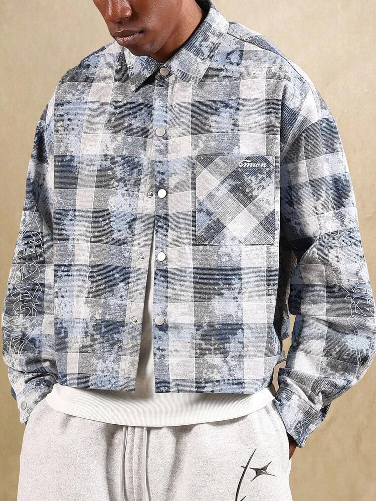 Camisa de cuadros lavados con botones y estampado en las mangas