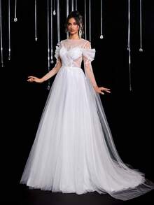 Áo trễ vai tay dài bằng vải voan ren trắng thanh lịch, eo nhún, lưng trong suốt, chân váy lưới xếp lớp dáng chữ A, phù hợp với nhiều dịp trang trọng như đám cưới, váy cưới sang trọng (được tô điểm nhiều) - trắng - Xem 5