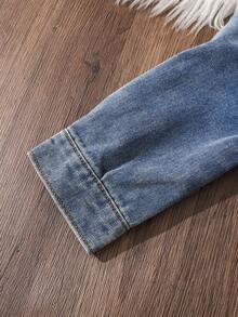 SHEIN 男婴冬季时尚休闲柔软可爱拼接针织连帽多口袋宽松牛仔外套，休闲百搭，适合秋冬季日常穿着和街头服饰，也适合宝宝万圣节和圣诞节穿着。 - 中等水洗藍 - 查看 6