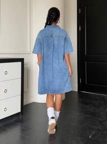 SHEIN Sukienka koszulowa z krótkim rękawem w kolorze niebieskim, workowatym i luźnym, z miękkiego i uroczego jeansu dla nastolatek, letnie stroje na brunch i ukończenie szkoły, wakacyjne stroje dla nastolatek/na plażę w stylu boho, strój na koncert country/rave, odpowiednie na co dzień, w podróż, na zewnątrz, do domu, na brunch, przyjęcie herbaciane, dojazdy do pracy, na lotnisko, jesienne stroje dla nastolatek, ubrania na powrót do szkoły w stylu preppy - Średni jeans - Zobacz 2