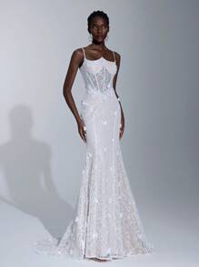 Elitara 优雅白色弹力浪漫蕾丝 3D 蝴蝶细肩带不对称领口腰部网眼透明鱼骨贴花手工花朵鱼尾超大裙摆拖尾婚纱 - 白色 - 查看 8