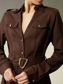 Aveloria Modichic Vestido de manga larga y largo de talle medio con hebilla asimétrica minimalista de moda, hecho de lino, para otoño - Marrón - Ver 5