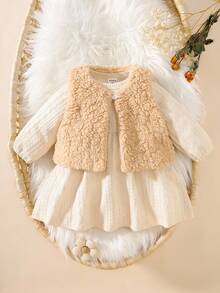SHEIN 优雅甜美可爱休闲风格女婴秋冬蓬松背心套装，卡其色毛绒背心+米色针织连衣裙两件套 - 米色 - 查看 5