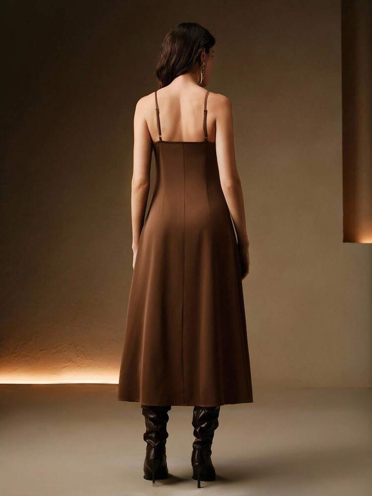 Vestido ajustado de línea A con acabado brillante, camiseta sin mangas con aplicación floral hecha a mano y cuello de unicolor