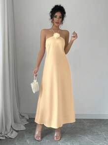 Lyxana Elegante vestido largo de satén con cuello de halter, decorado con flores 3D en la cintura - Camel - Ver 4