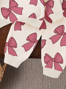 SHEIN Bộ đồ 2 món cho bé gái, gồm áo nỉ dài tay cổ tròn in nơ và quần nỉ, màu hồng, thích hợp cho mùa thu/đông. - Nhiều màu - Xem 5