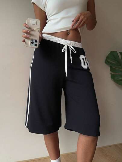 SHEIN EZwear شورتات رياضية قصيرة كاجوال للنساء مع خطوط متباينة بين الأسود والأبيض، ملابس عودة إلى المدرسة، ملابس نسائية للخريف