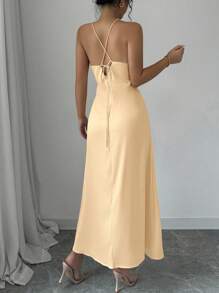 Lyxana Elegante vestido largo de satén con cuello de halter, decorado con flores 3D en la cintura - Camel - Ver 2