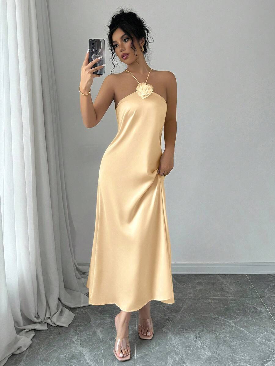 Lyxana Elegante vestido largo de satén con cuello de halter, decorado con flores 3D en la cintura - Camel - Ver 1