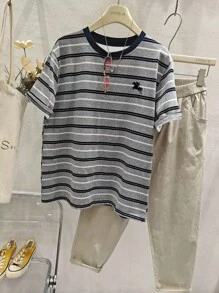 Manfinity Dauomo 简约休闲学院风日系灰黑条纹T恤，趣味小马图案元素，适合男士。