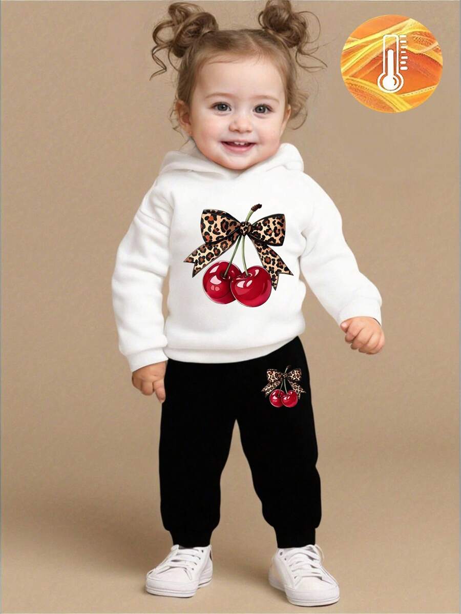 SHEIN Playful Pals 2 件套女婴服装，时尚可爱豹纹蝴蝶结和樱桃印花连帽羊毛运动衫和羊毛运动裤套装，适合秋冬季外出 - 彩色 - 查看 1