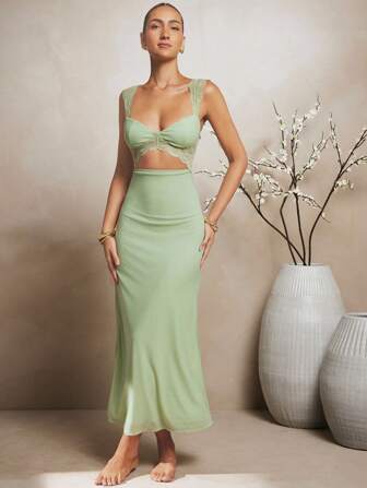 L'Amorae Elegant spetsnätklänning med utskurna ärmar