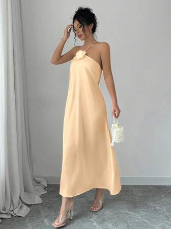 Lyxana 优雅挂脖式 3D 花卉装饰腰部缎面长裙