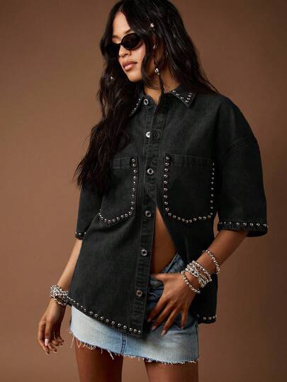 MISSGUIDED Camisa vaquera con botones y tachuelas, estilo occidental sobredimensionada, con adornos metálicos llamativos, ideal para festivales, fiestas nocturnas y un look rockero chic