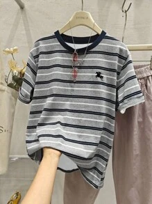 Manfinity Dauomo 简约休闲学院风日系灰黑条纹T恤，趣味小马图案元素，适合男士。