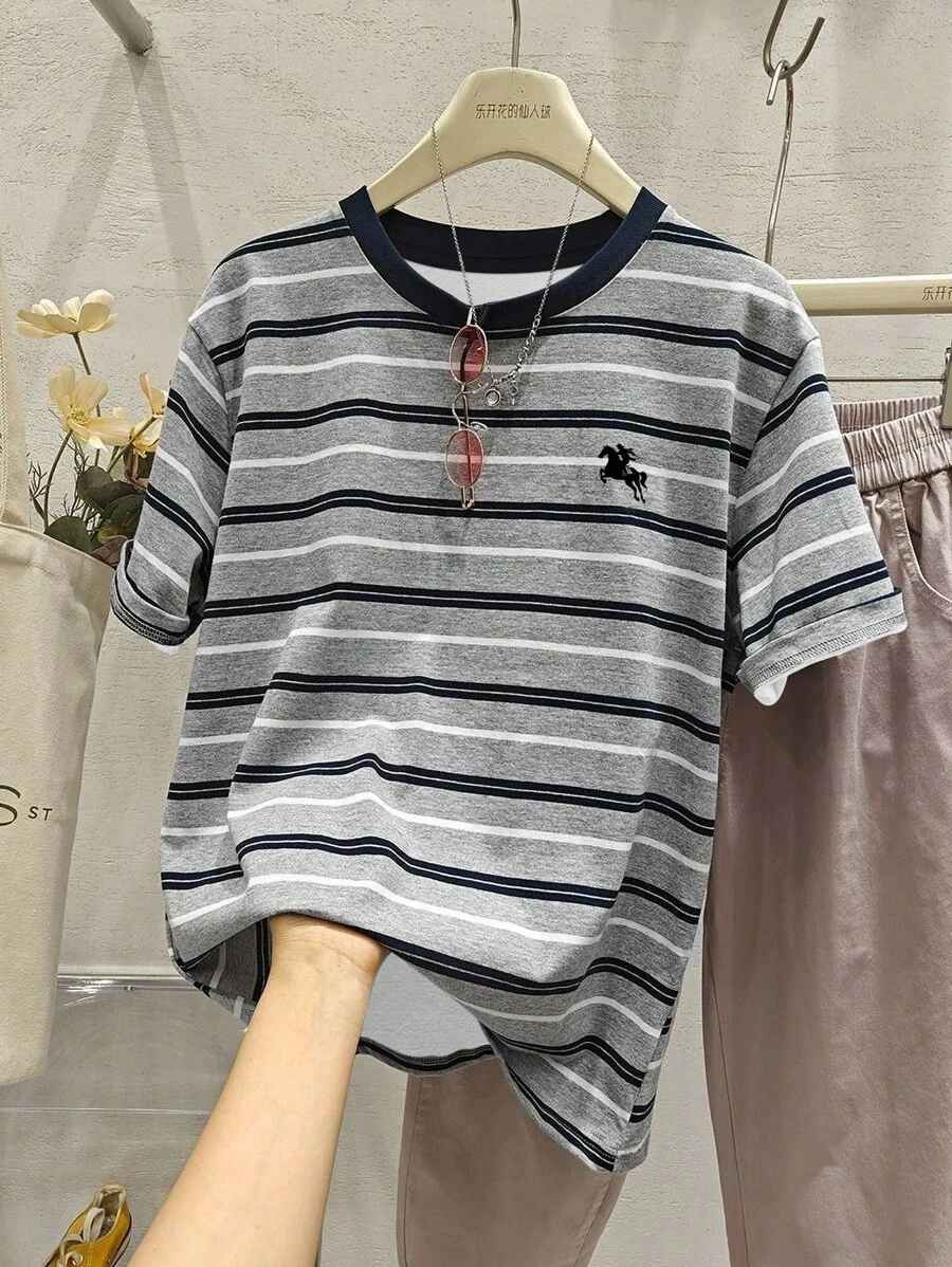 Manfinity Dauomo 简约休闲学院风日系灰黑条纹T恤，趣味小马图案元素，适合男士。