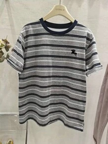 Manfinity Dauomo 简约休闲学院风日系灰黑条纹T恤，趣味小马图案元素，适合男士。