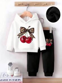 SHEIN Playful Pals 2 件套女婴服装，时尚可爱豹纹蝴蝶结和樱桃印花连帽羊毛运动衫和羊毛运动裤套装，适合秋冬季外出 - 彩色 - 查看 3
