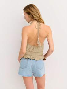 Nöista Top con peplum de halter en tela suave con detalles de encaje sutil. Ligero y fresco para salidas de verano, perfecto para looks del 4 de julio o vibraciones del Festival de San Juan.