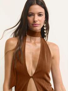 Nöista 罗纹露背吊带上衣，带有围巾式领口细节和深V领口设计，展现大胆优雅的轮廓，非常适合女性冬季服装、时尚夜间外出造型、节日圣诞节造型和精致的新年派对装扮。 - 紫紅色 - 查看 3