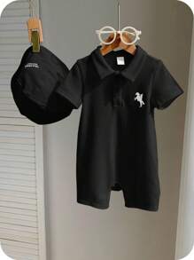 SHEIN 2 件套新生男婴/女婴舒适休闲学院风马纹黑色短袖翻领连体衣和太阳帽套装，适合室内、户外、日常、运动、玩耍、派对、拍照、度假、春夏季