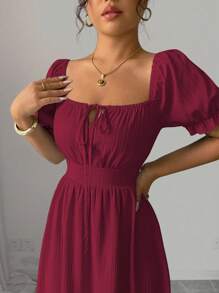 Selianne Đầm casual kẻ sọc thanh lịch mới mùa xuân/hè, kiểu dáng xếp ly eo, cổ tròn, dây buộc vai, tay phồng, viền bèo, thoải mái cho công sở và kỳ nghỉ. - Màu Đỏ Sâu - Xem 2