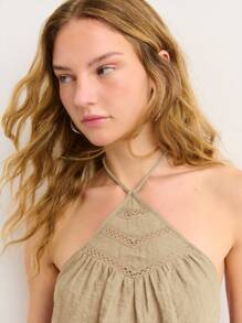 Nöista Top con peplum de halter en tela suave con detalles de encaje sutil. Ligero y fresco para salidas de verano, perfecto para looks del 4 de julio o vibraciones del Festival de San Juan.