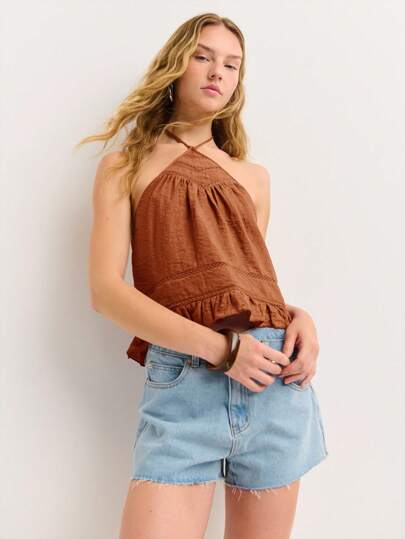 Nöista 柔软面料吊带荷叶边上衣，点缀精致蕾丝。轻盈飘逸，适合夏季外出，也非常适合7月4日或圣约翰节的装扮。