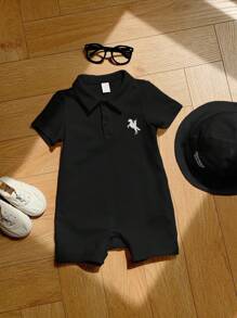 SHEIN 2 件套新生男婴/女婴舒适休闲学院风马纹黑色短袖翻领连体衣和太阳帽套装，适合室内、户外、日常、运动、玩耍、派对、拍照、度假、春夏季