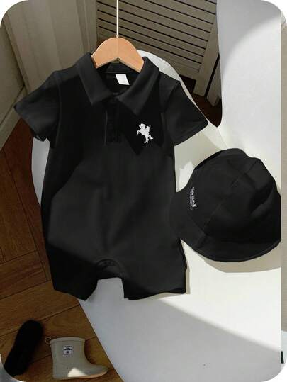 SHEIN 2 件套新生男婴/女婴舒适休闲学院风马纹黑色短袖翻领连体衣和太阳帽套装，适合室内、户外、日常、运动、玩耍、派对、拍照、度假、春夏季