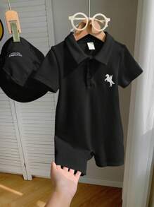 SHEIN 2 件套新生男婴/女婴舒适休闲学院风马纹黑色短袖翻领连体衣和太阳帽套装，适合室内、户外、日常、运动、玩耍、派对、拍照、度假、春夏季