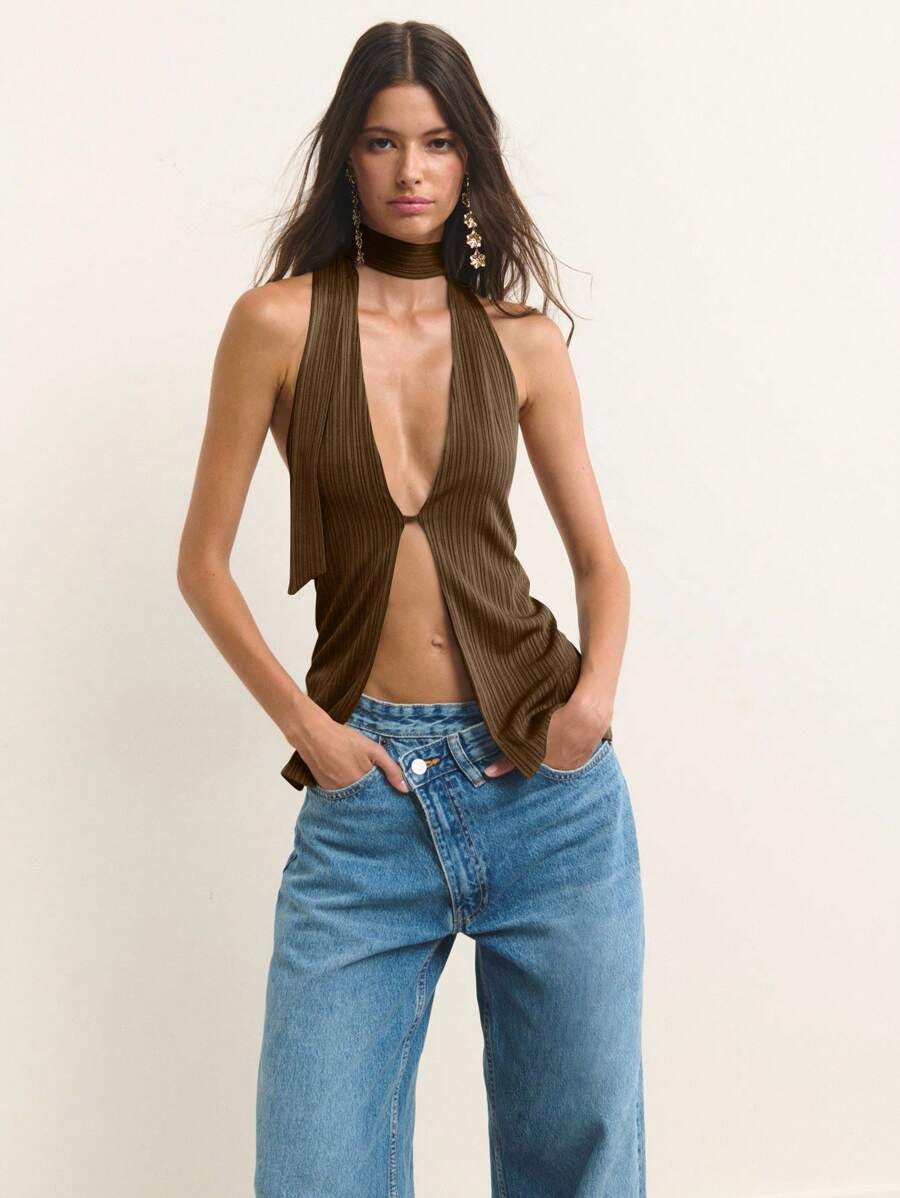 Nöista 罗纹露背吊带上衣，带有围巾式领口细节和深V领口设计，展现大胆优雅的轮廓，非常适合女性冬季服装、时尚夜间外出造型、节日圣诞节造型和精致的新年派对装扮。 - 棕色 - 查看 1