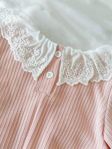 SHEIN Playful Pals 1 件女婴舒适优雅领口可爱 3D 草莓针织长袖连衣裙，适合秋冬季日常穿着