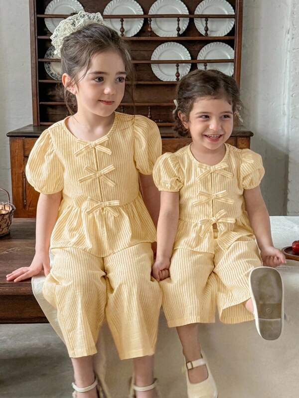 LMoss Kids LMoss 2件套女童编织条纹圆领泡泡袖修身休闲衬衫和宽松休闲长裤 黄色两件套女童套装 小女孩套装 女童春季套装 女童条纹两件套 幼儿套装 女童春夏套装 女童夏季服装 女童套装 女童服装套装 黄色条纹两件套女童套装 女童条纹套装 女童春夏服装 小女孩条纹套装 女童两件套亚麻套装，姐妹装，女童校服
