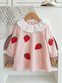 SHEIN Playful Pals 1 件女婴舒适优雅领口可爱 3D 草莓针织长袖连衣裙，适合秋冬季日常穿着