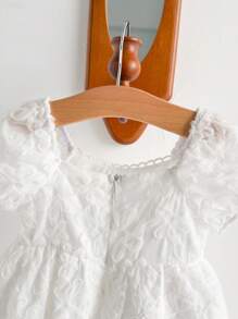 Cozy Pixies Vestido casual y versátil para niña con patrón floral 3D, sin mangas y con cintura ceñida - Blanco - Ver 4